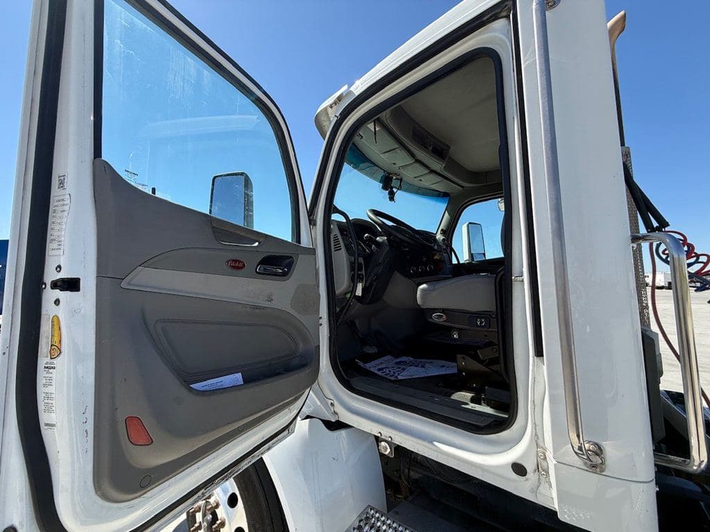 Used 2020 PETERBILT 567 image 9