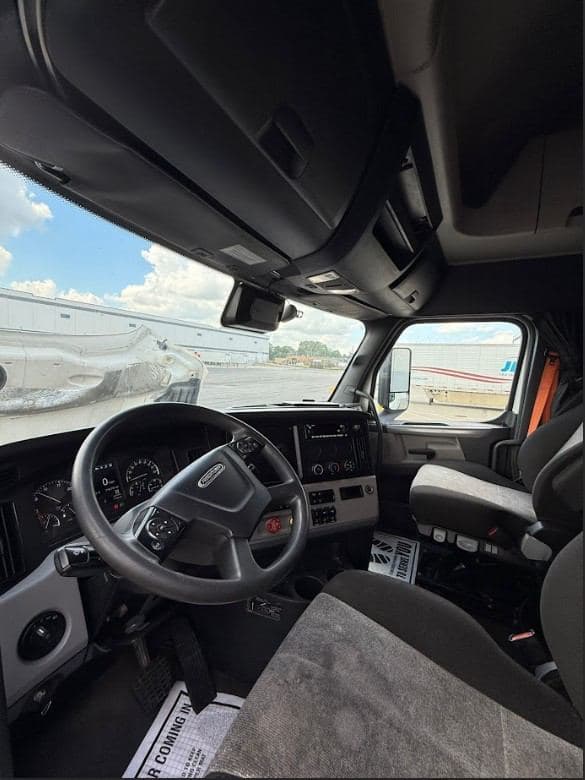 2022 Freightliner Cascadia image 8