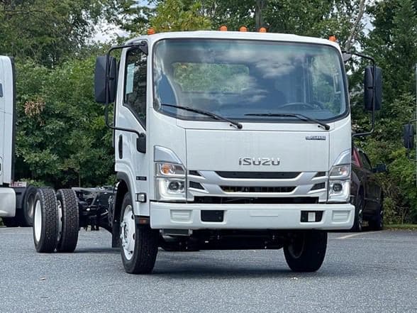 2025 Isuzu NRR image 3