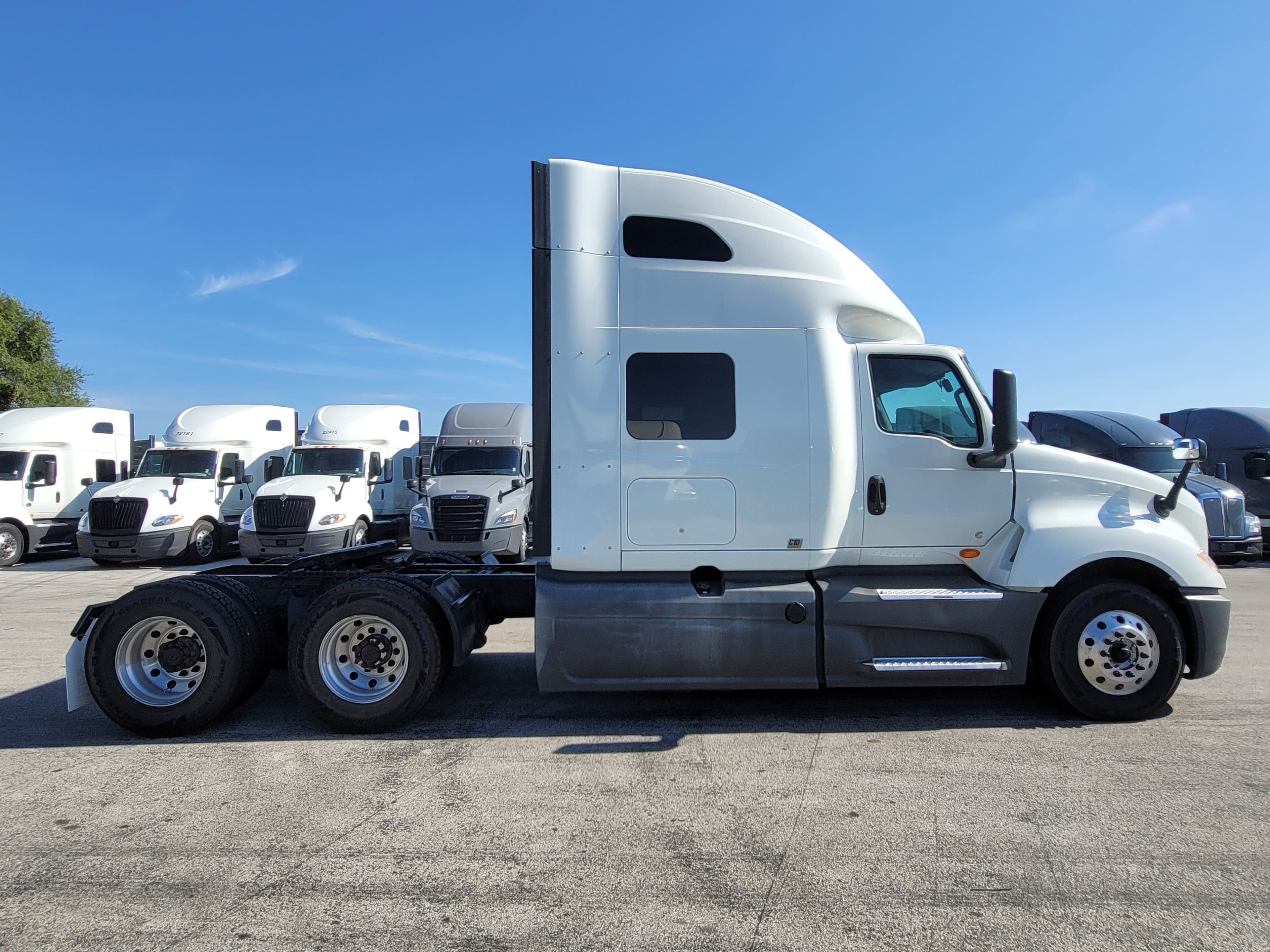 2022 International LT image 4