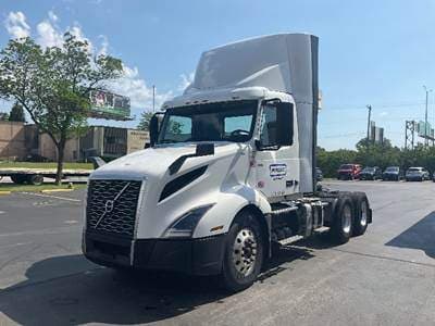2020 Volvo VNL image 3