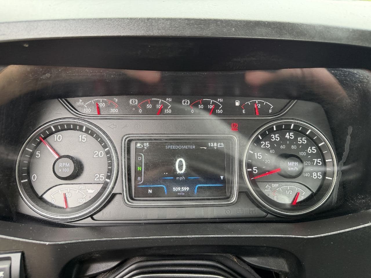 2019 International LT625 image 20