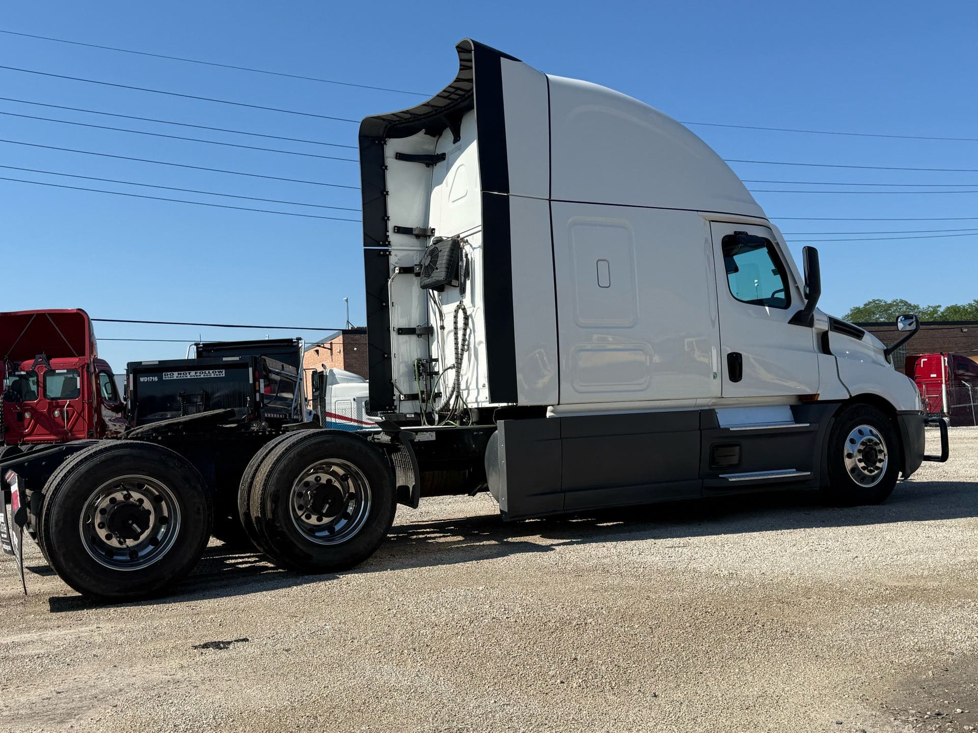 2023 Freightliner - 627k - 13,500 Hours! image 14