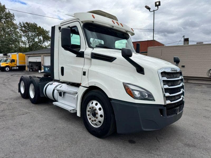 2018 Freightliner Cascadia image 2