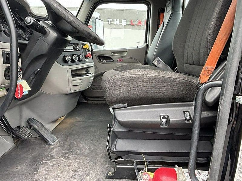 2021 Peterbilt 579 image 9