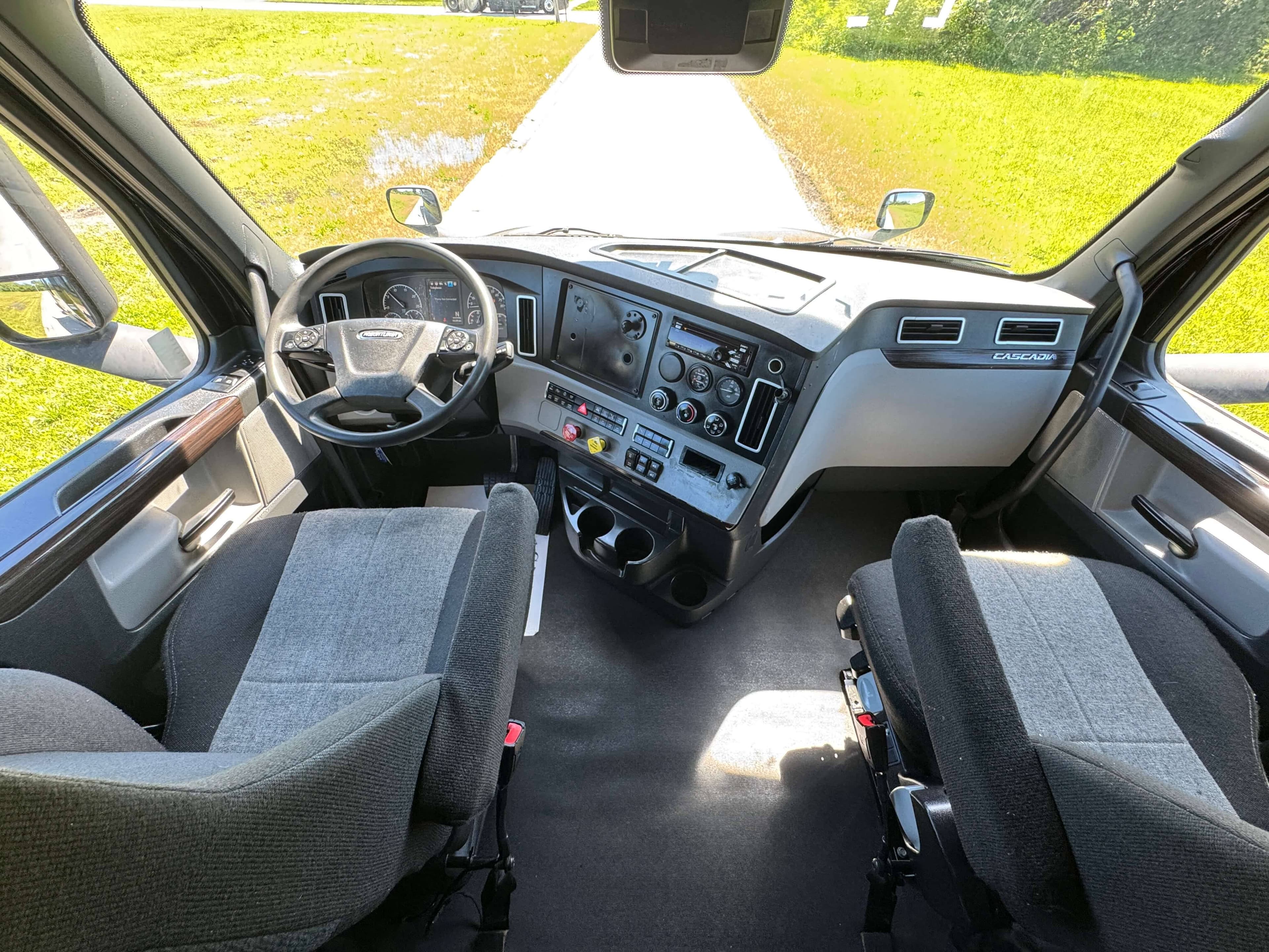2022 Freightliner Cascadia 126 image 10