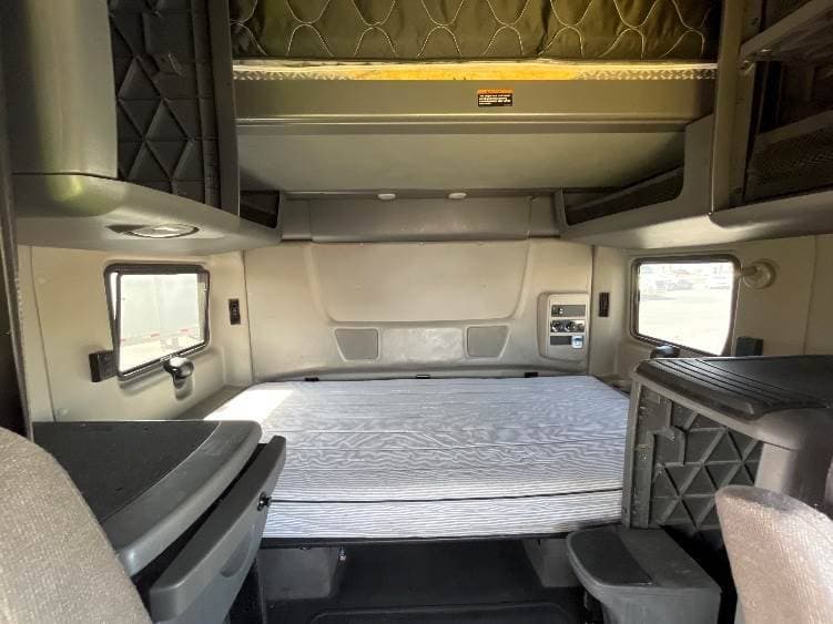 2022 International LT625 image 11