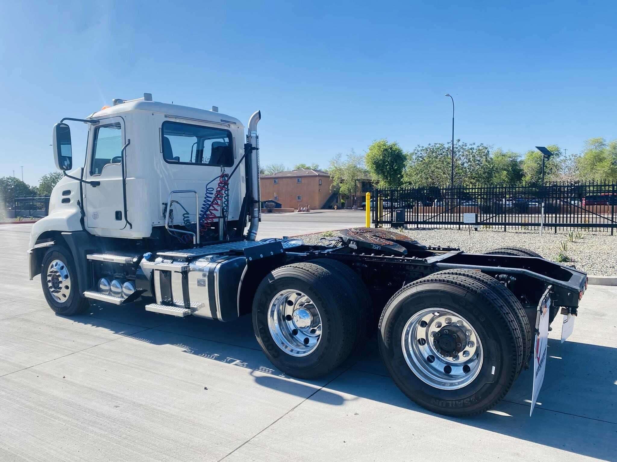 Used 2018 MACK PINNACLE CXU613 Conventional image 3