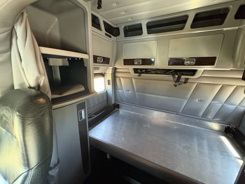 Used 2024 PETERBILT 389 image 10