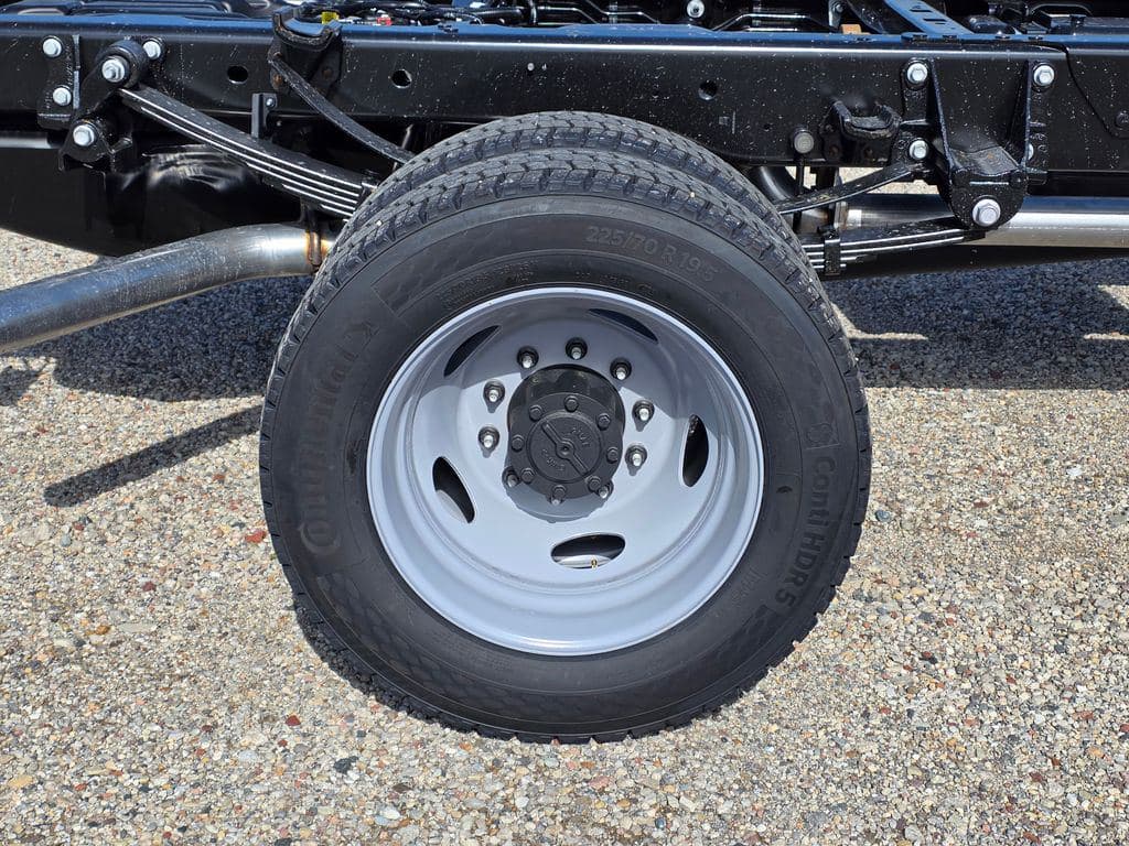 2026 Ford F-450SD XL DRW CAB CHASSIS image 12