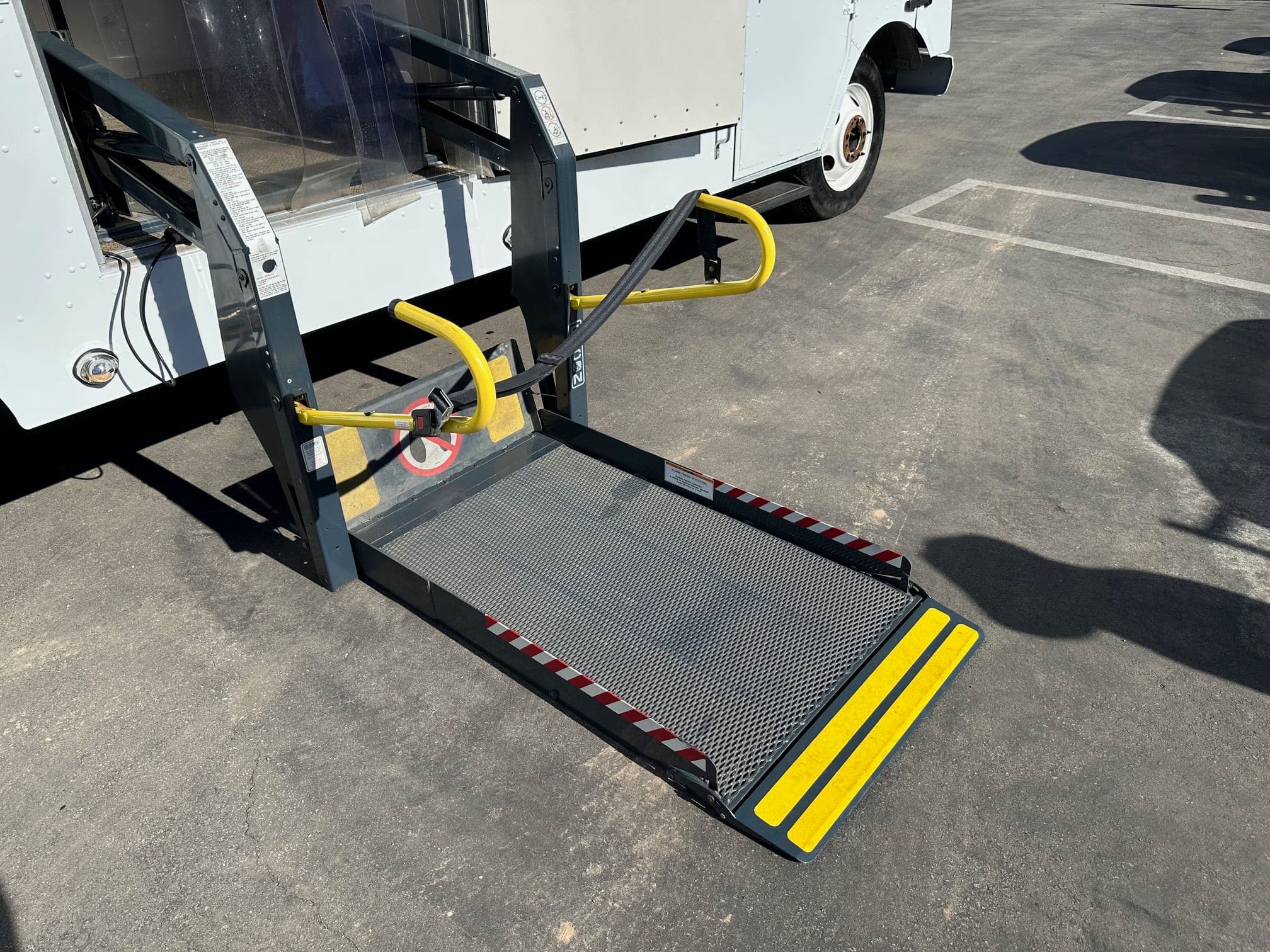 2002 WORKHORSE Step Van with Handicap Lift image 42