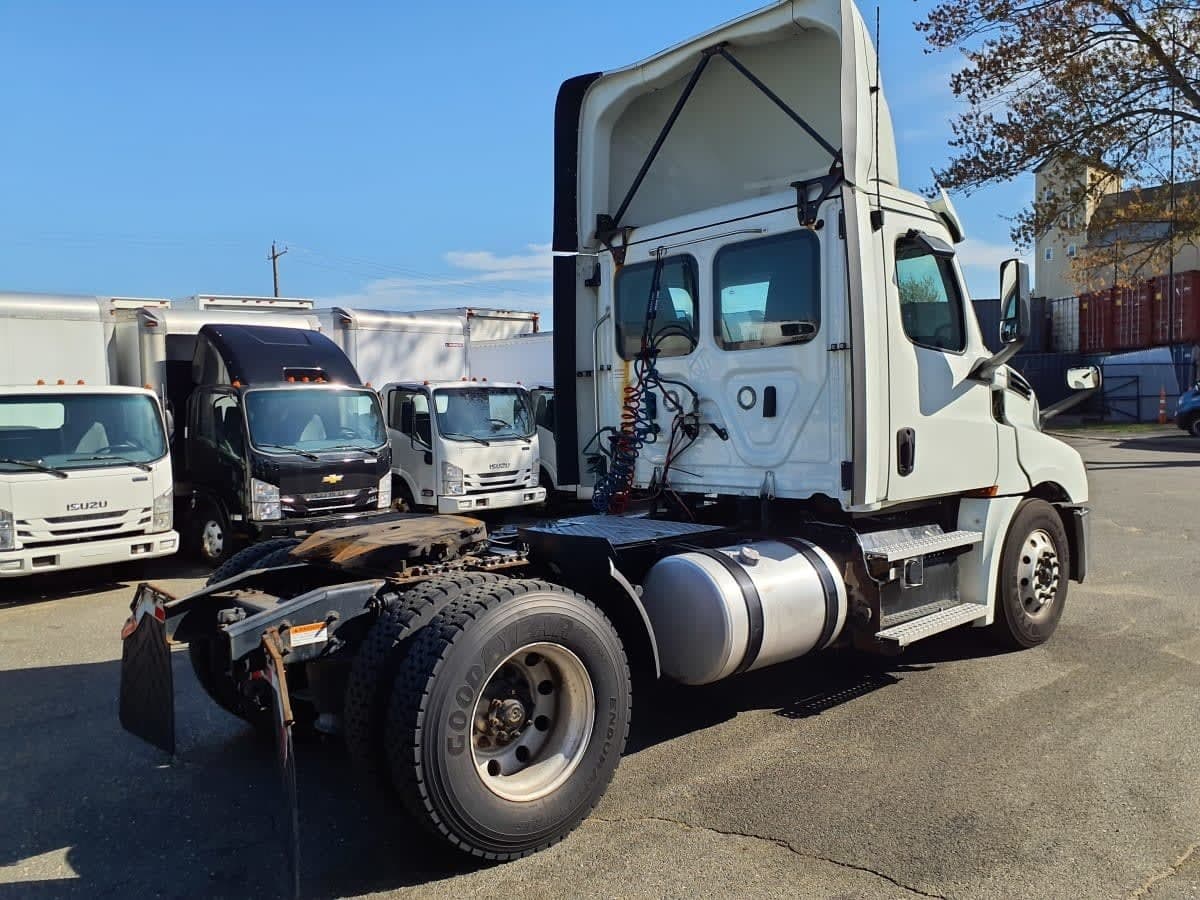 Used 2019 FREIGHTLINER Conventional - Day Cab - CASCADIA 126 image 4