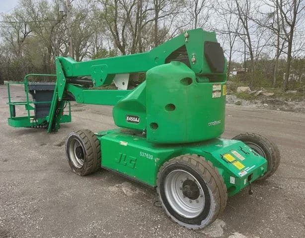 2013 JLG E450AJ image 3