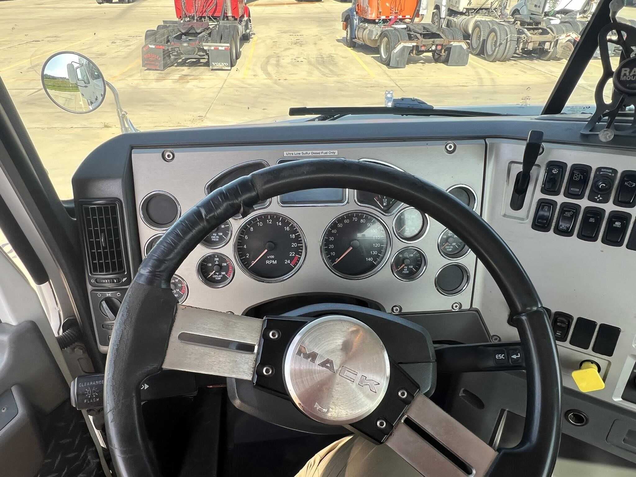 Used 2017 MACK 600 Conventional - Day Cab image 7