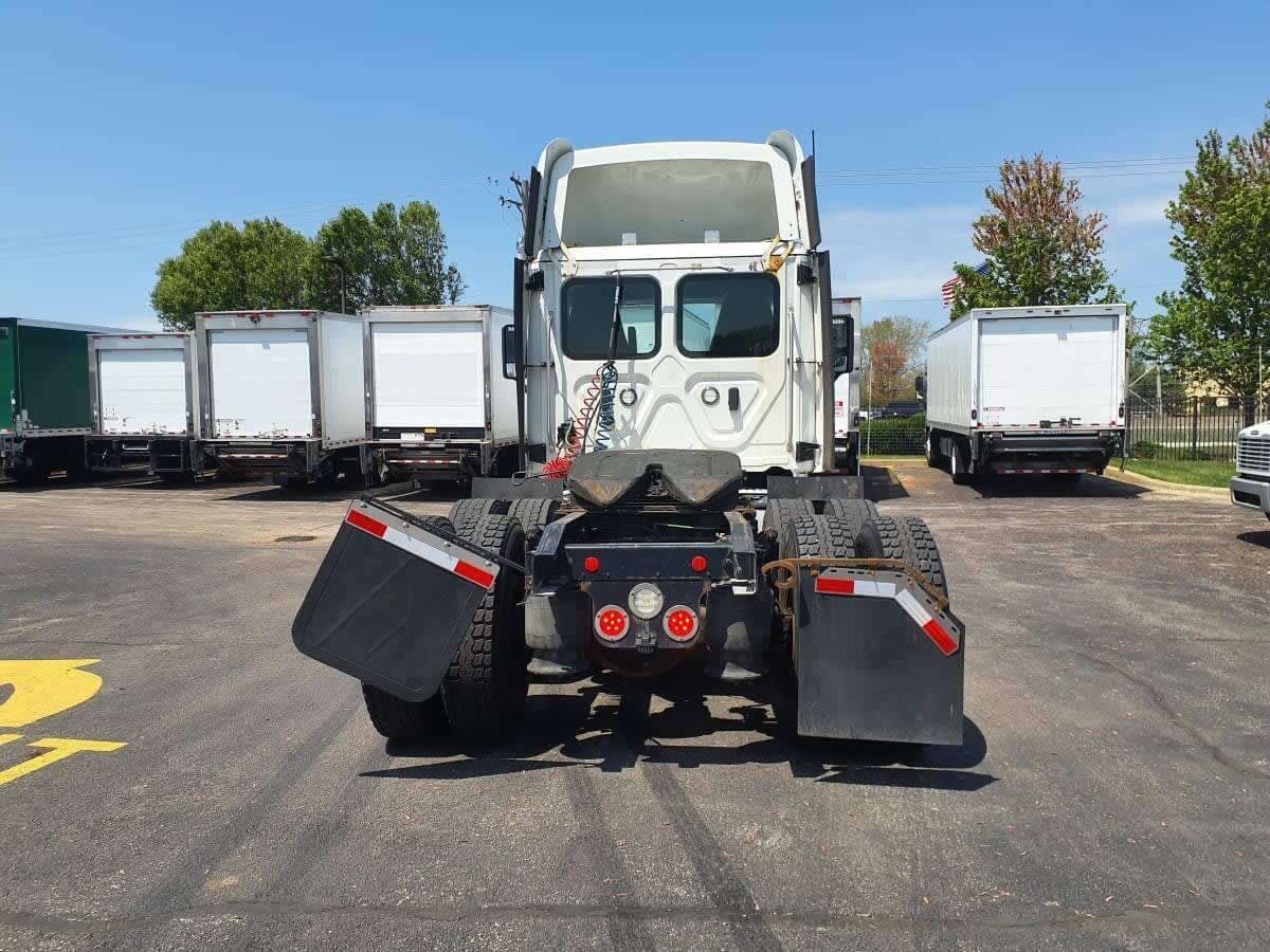 Used 2019 FREIGHTLINER Conventional - Day Cab - CASCADIA 125 image 4