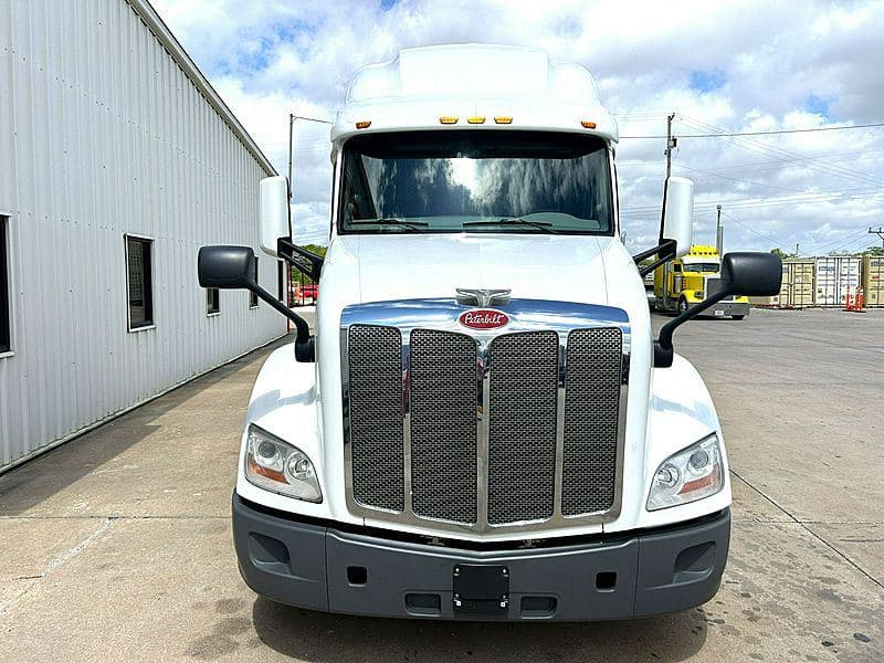 2021 Peterbilt 579 image 1