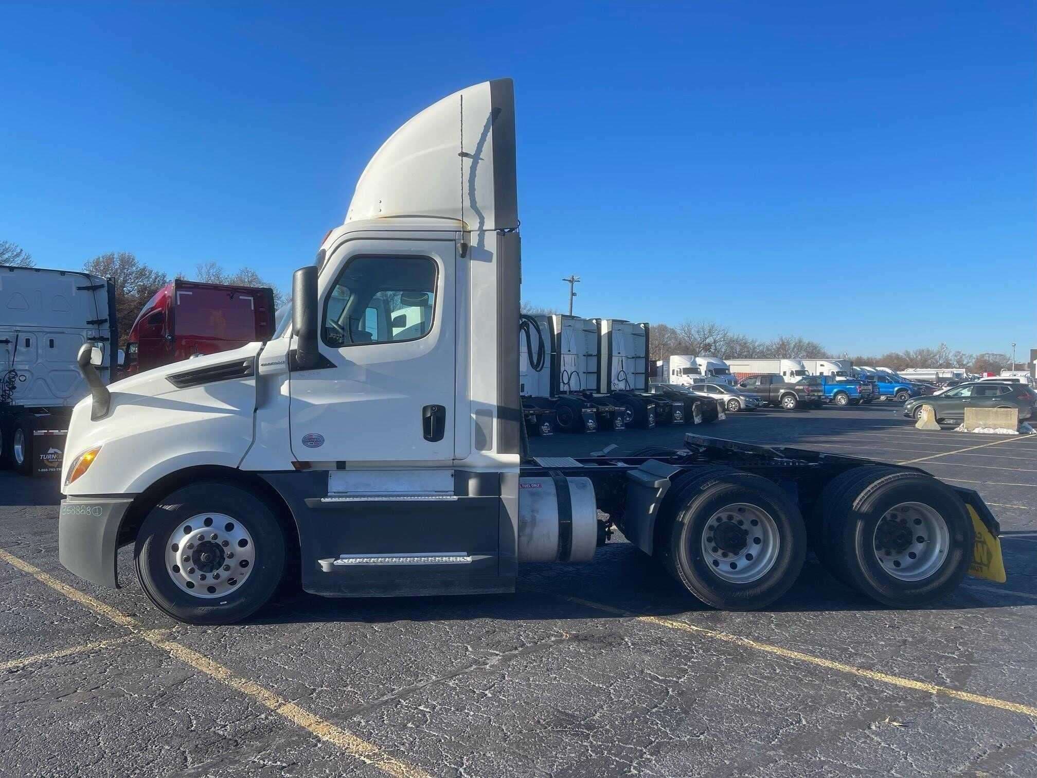 2020 Freightliner Cascadia 126 image 3