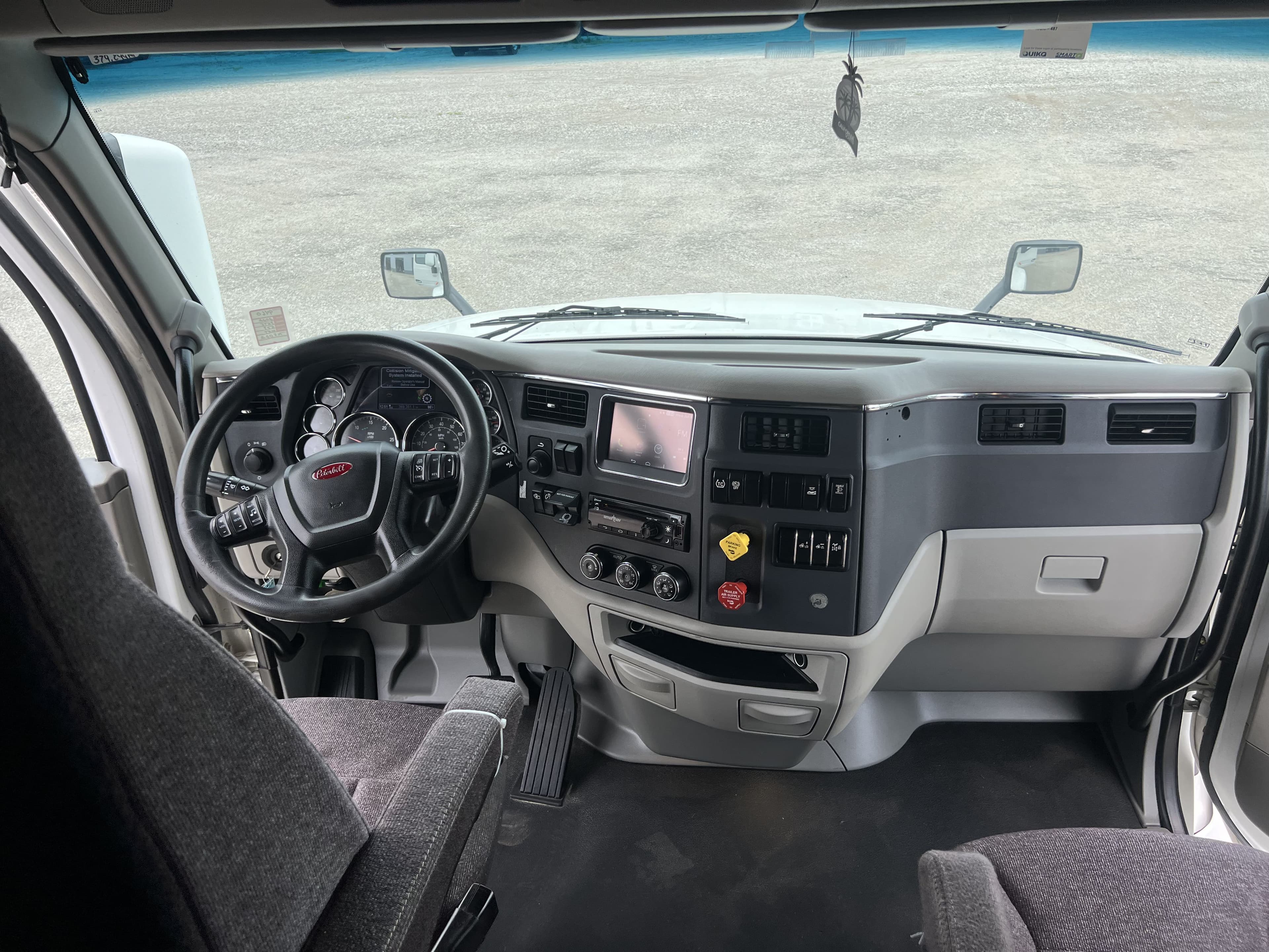 2022 Peterbilt 579 image 10