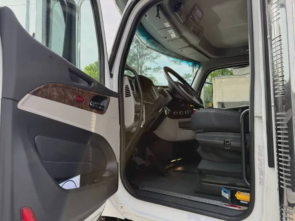 2025 Peterbilt 589 image 13