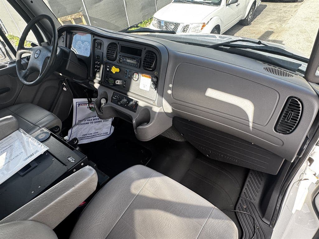 2017 Freightliner M2-106 image 59