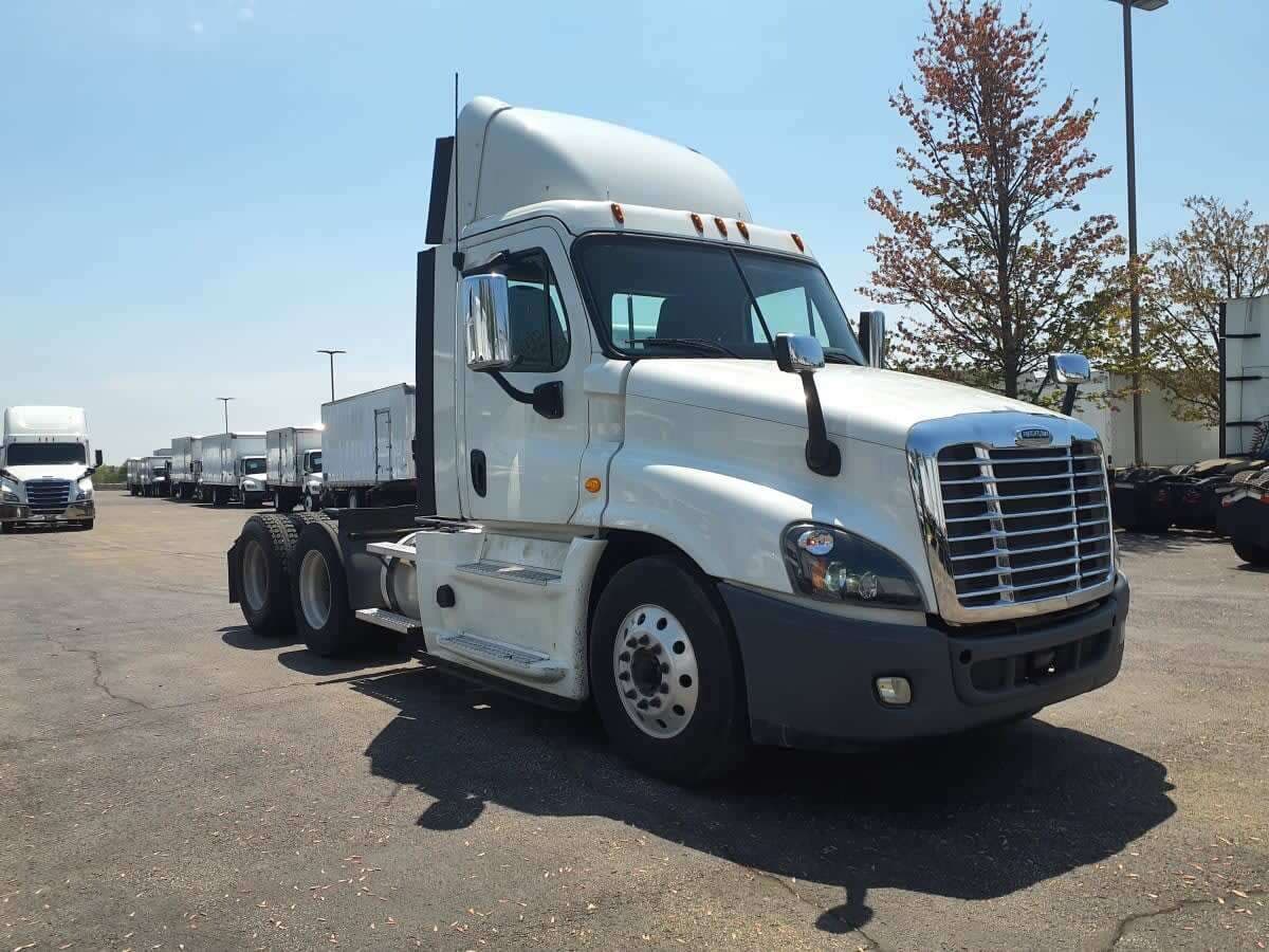 Used 2019 FREIGHTLINER Conventional - Day Cab - CASCADIA 125 image 3