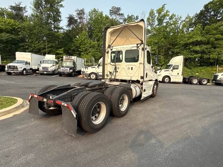 2019 Freightliner Cascadia 126 Day Cab Truck - 435HP, 12 Speed Automatic image 7