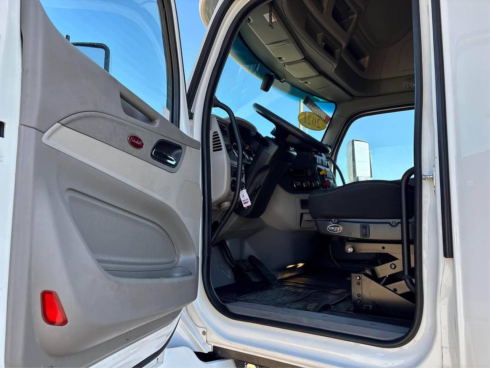 2021 Peterbilt 579 image 9