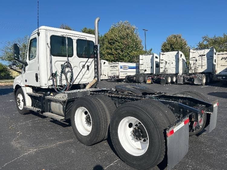 2021 Freightliner Cascadia image 3