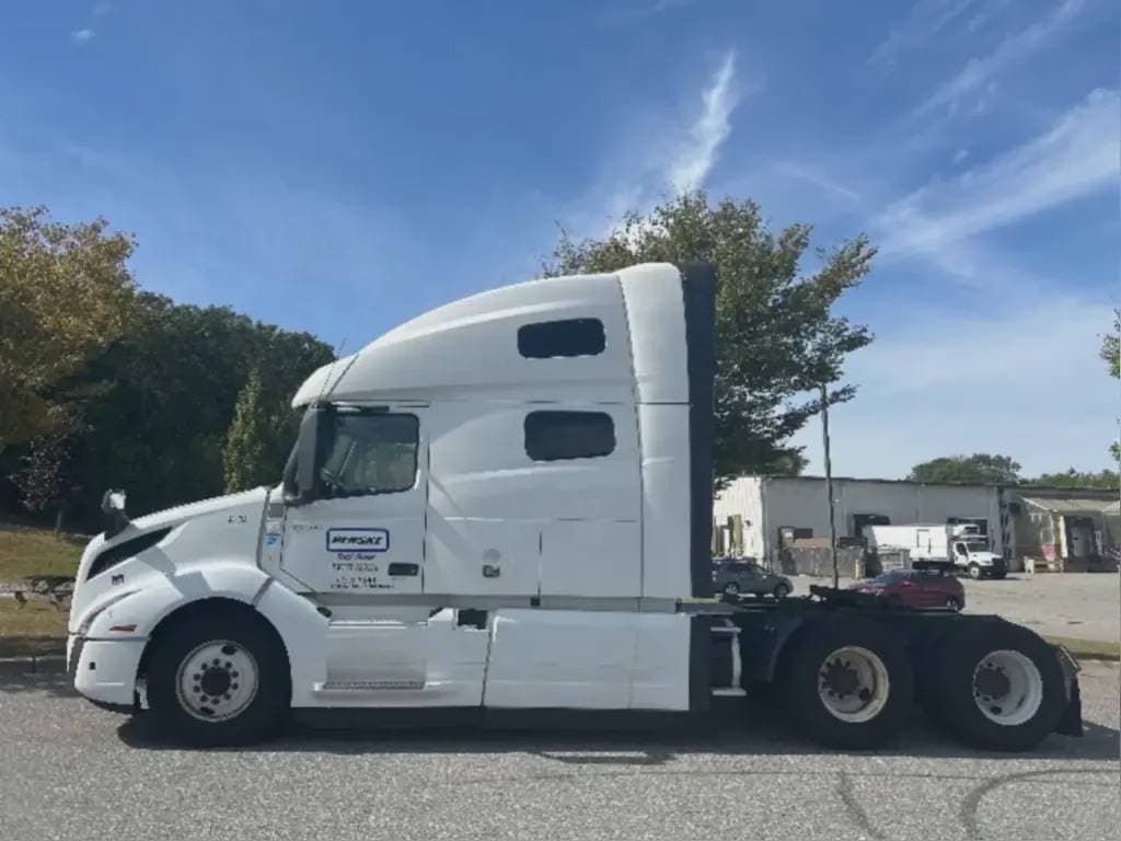 2022 Volvo VNL image 3