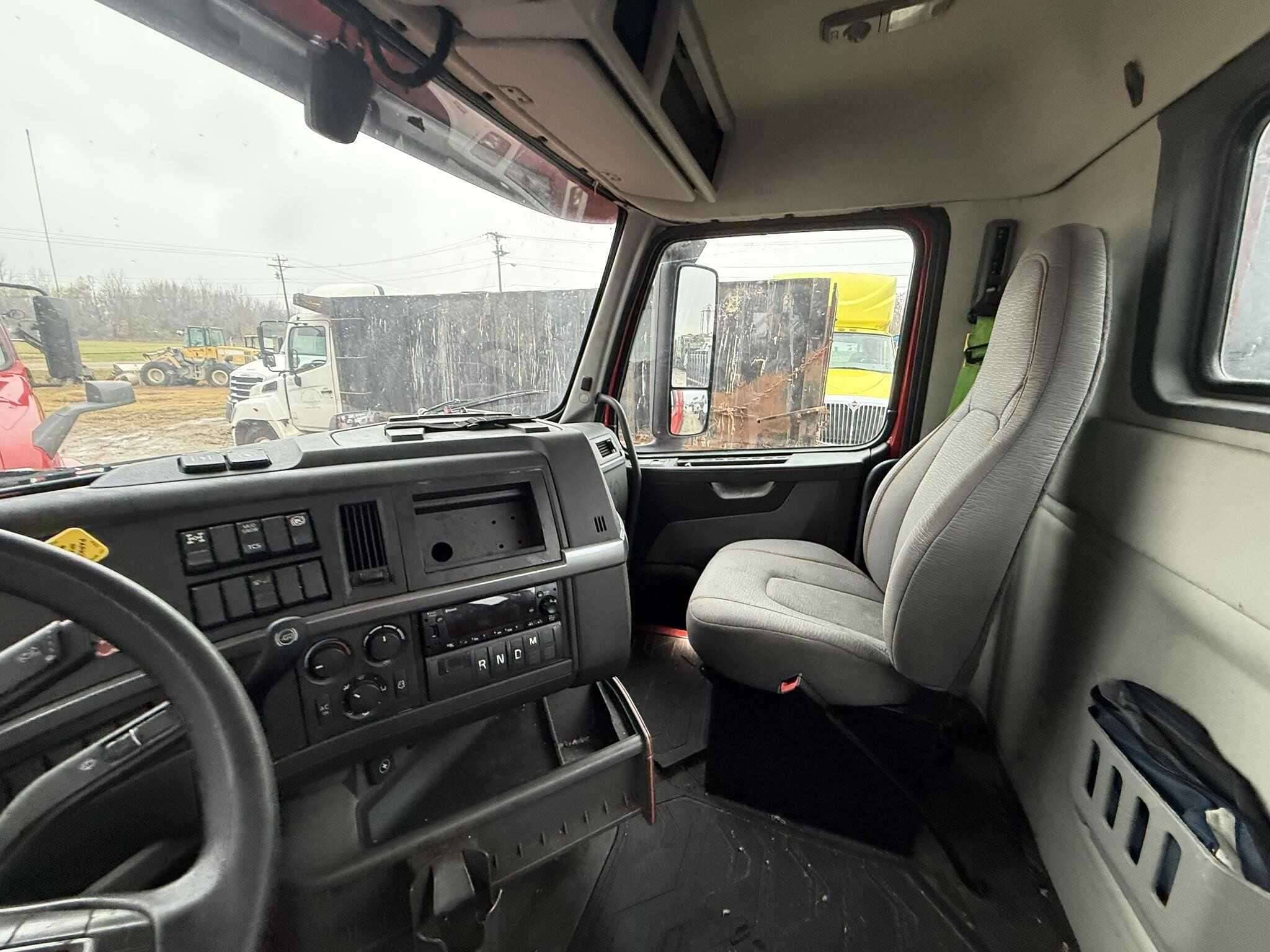 2022 Volvo VNR image 7