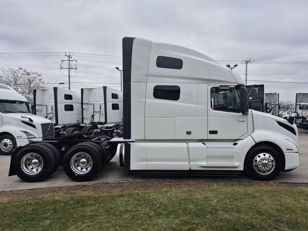 2023 Volvo VNL64T760 image 6
