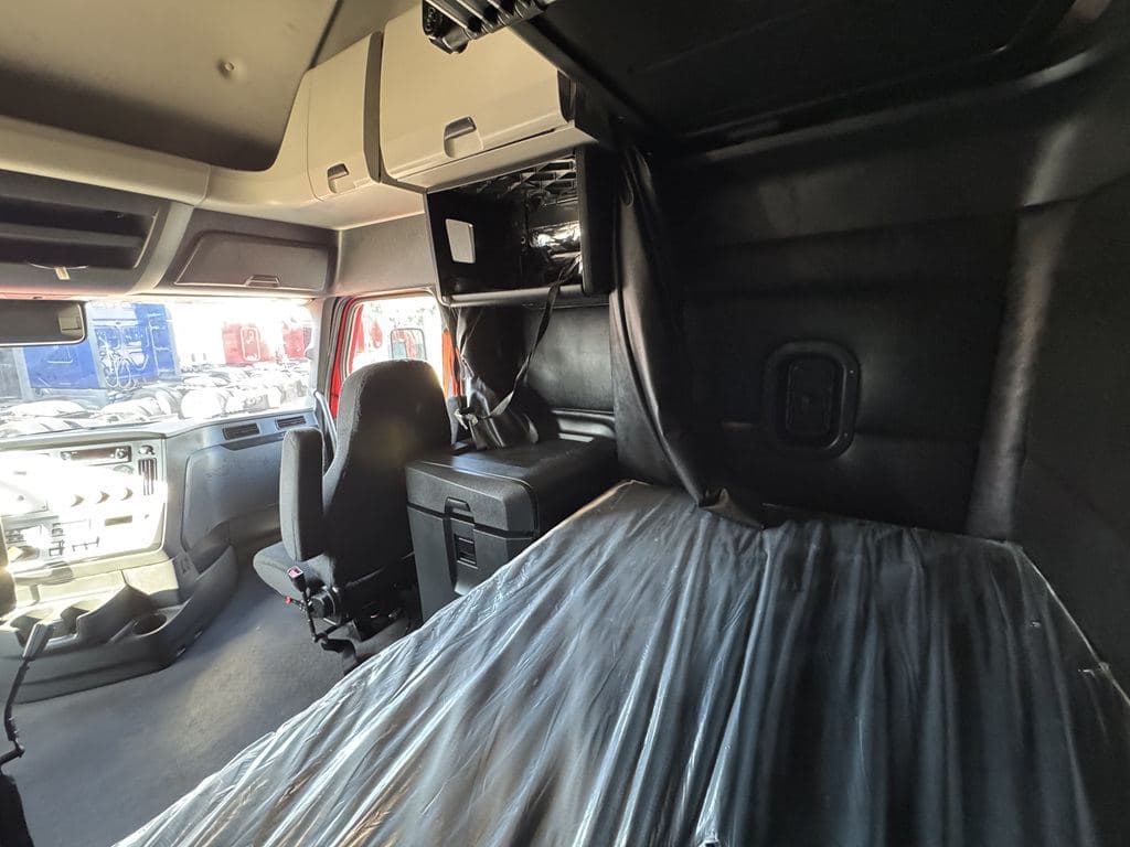 Used 2023 FREIGHTLINER PT126064ST image 24