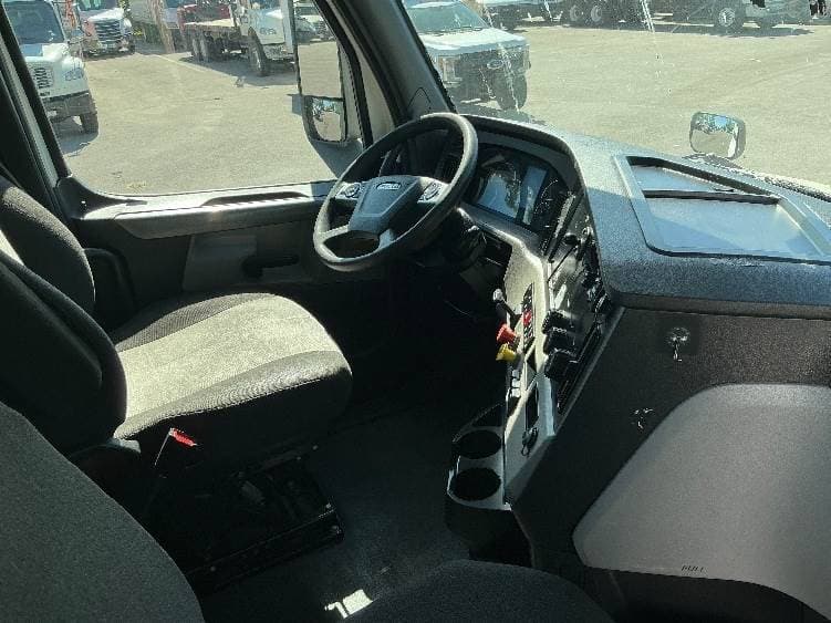 2021 Freightliner Cascadia image 8