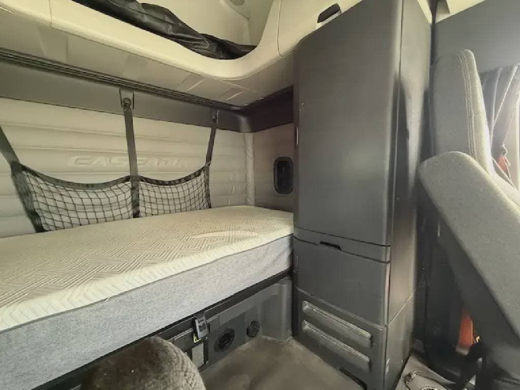 Used 2020 FREIGHTLINER Conventional - Sleeper Truck image 11
