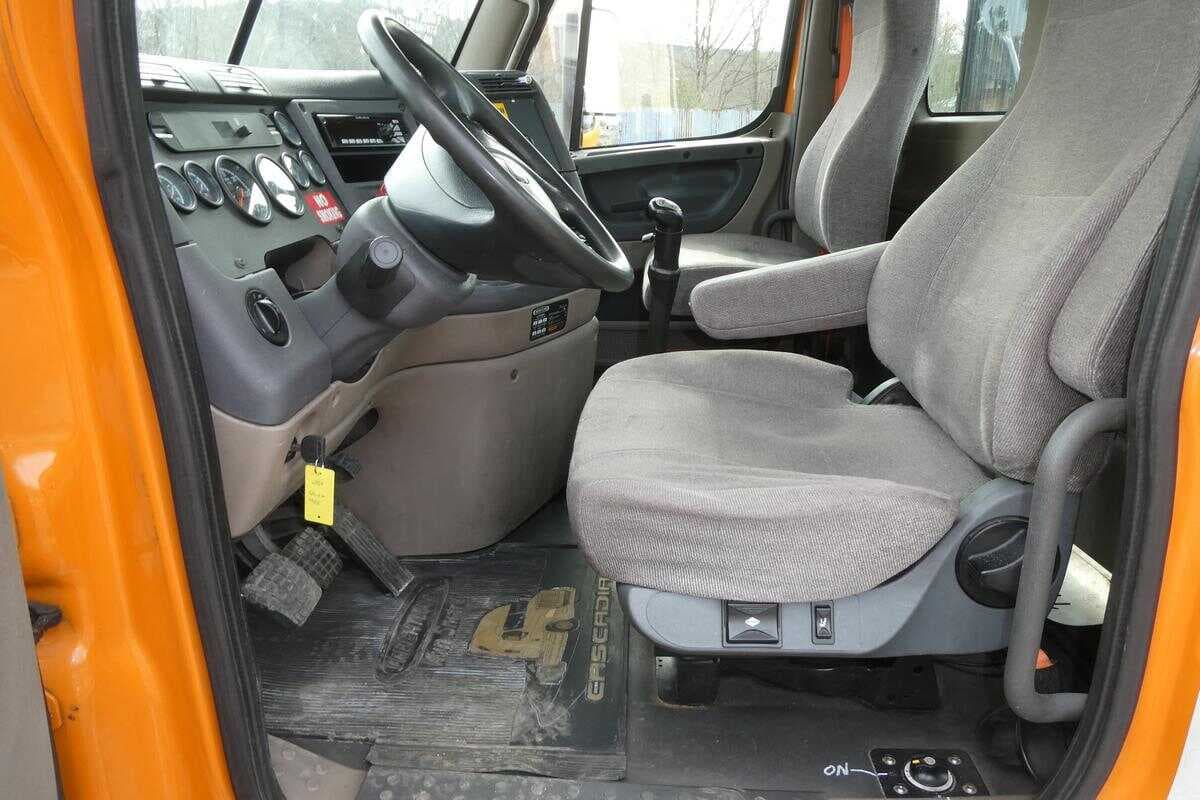 2013 Freightliner Cascadia 125 image 5