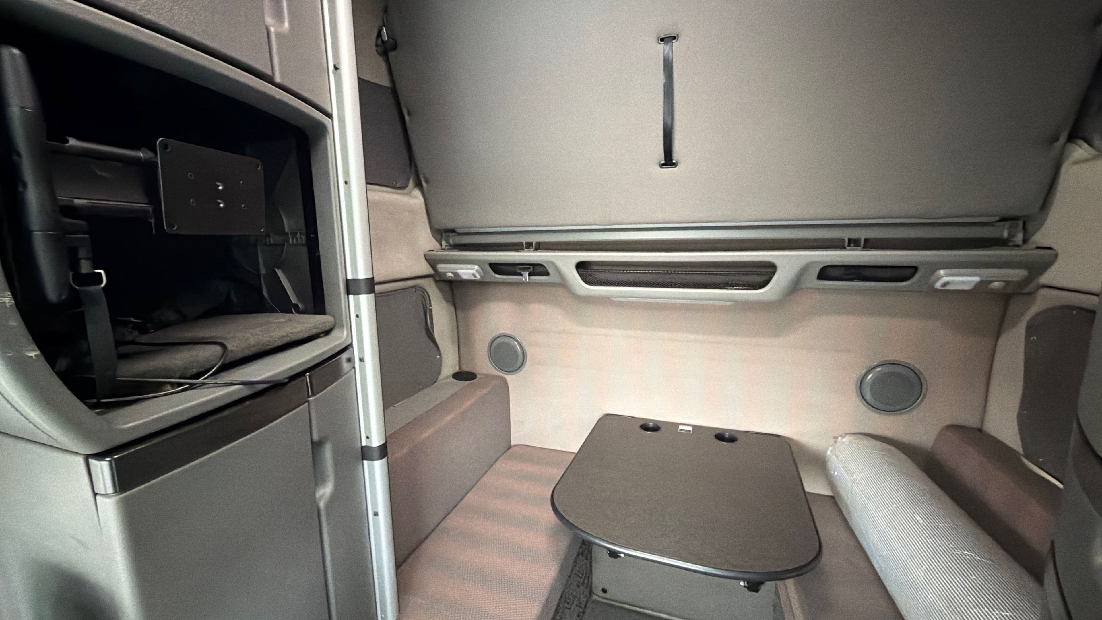 2022 Volvo VNL 860 image 15