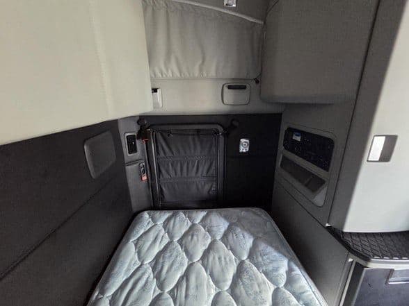 2023 Kenworth T680 image 17