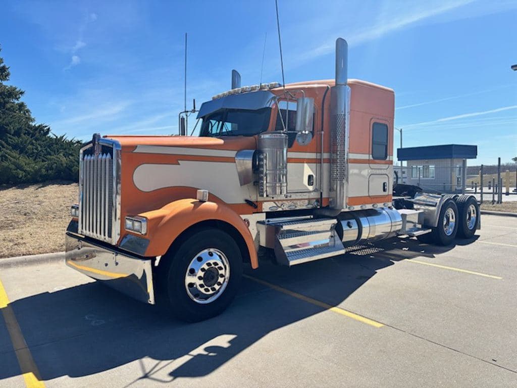Used 2019 KENWORTH W900L image 1