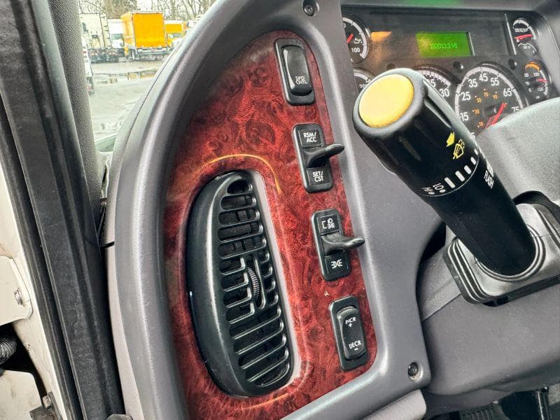 2019 Freightliner M2 106 image 19