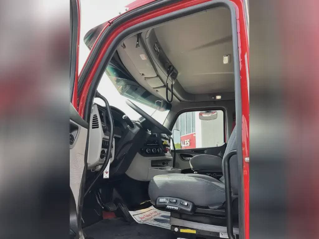 2023 Peterbilt 567 image 6