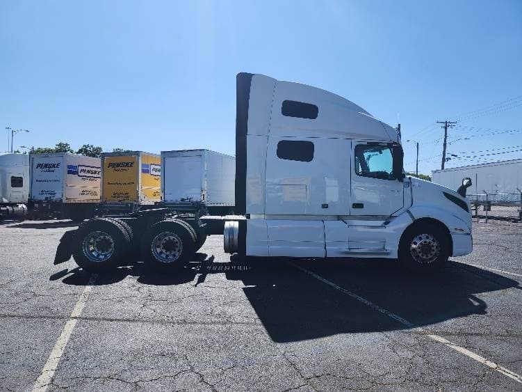 2023 Volvo VNL image 5