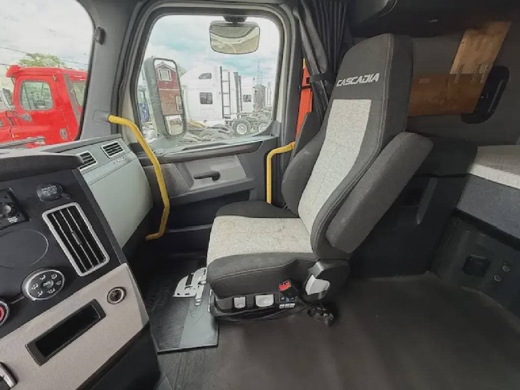 Used 2020 FREIGHTLINER Conventional - Sleeper Truck image 14