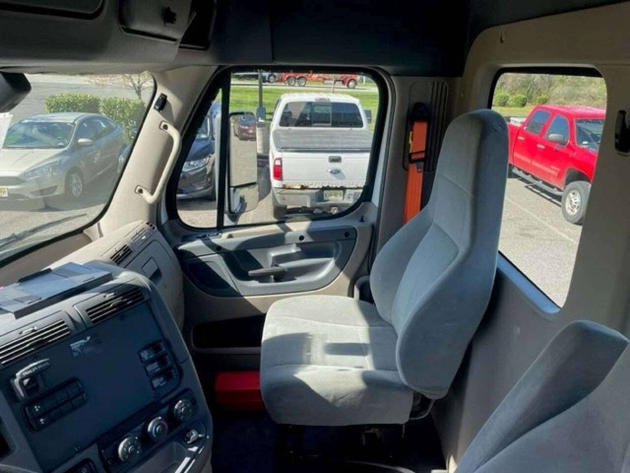2019 Freightliner Cascadia 113 image 8