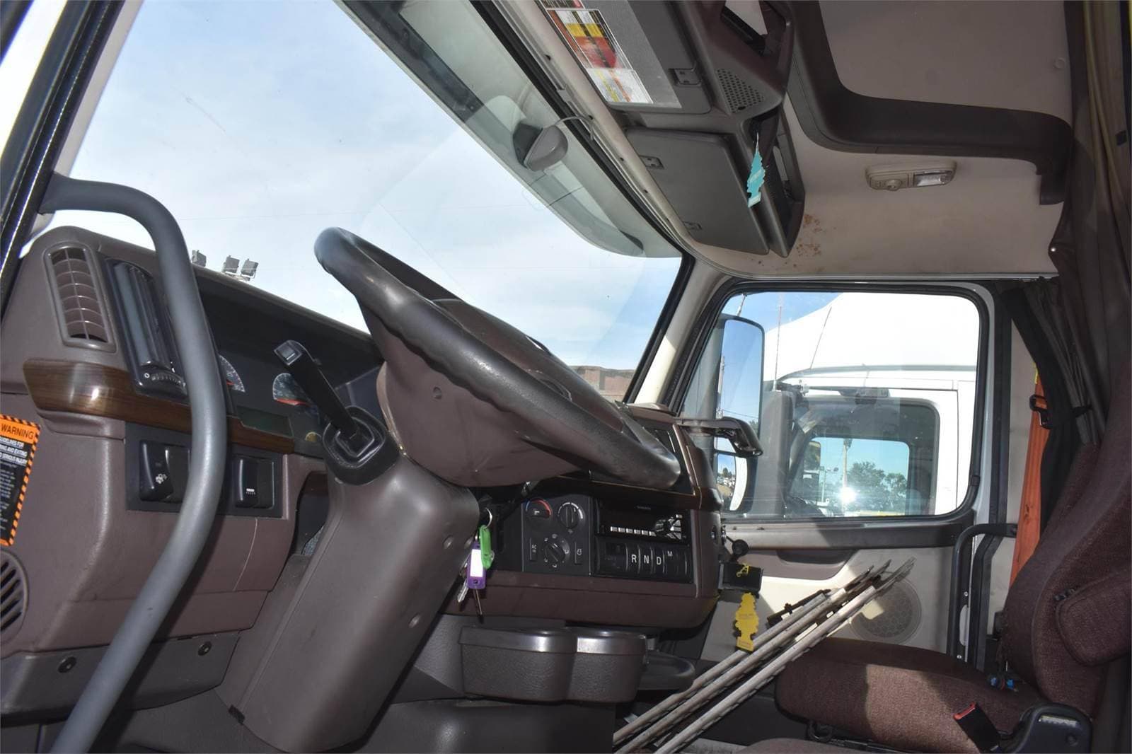 2016 Volvo VNL64T670 image 7