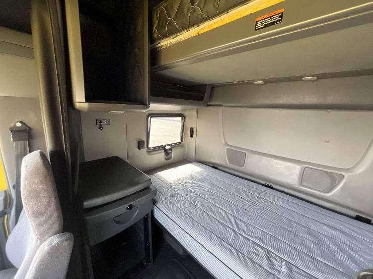 2022 International LT625 image 13