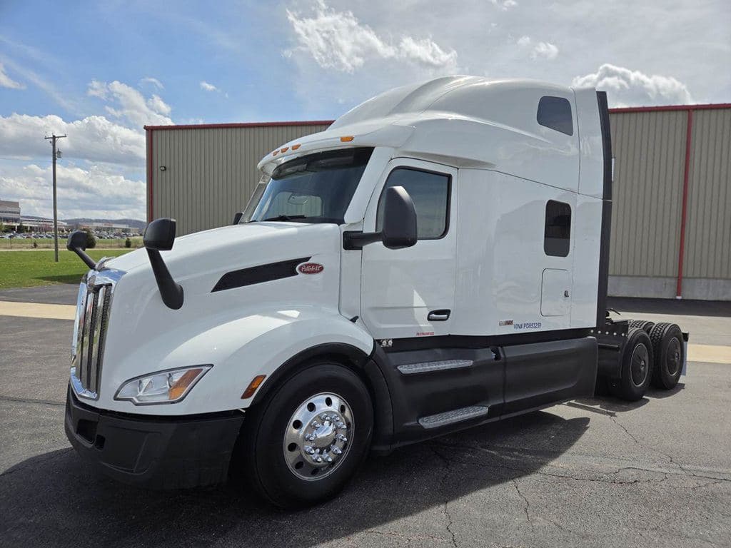 Used 2023 PETERBILT 579 image 1
