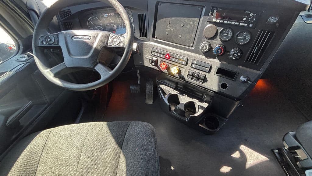 Used 2024 FREIGHTLINER PT126064ST image 15