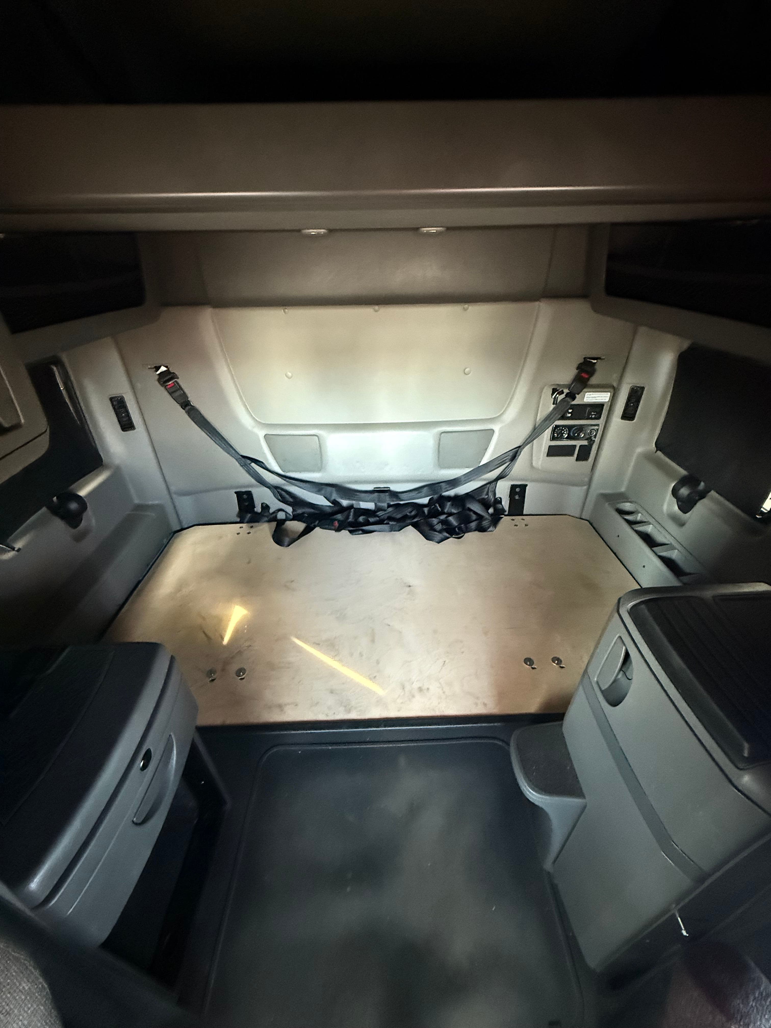 2022 International LT625 image 7