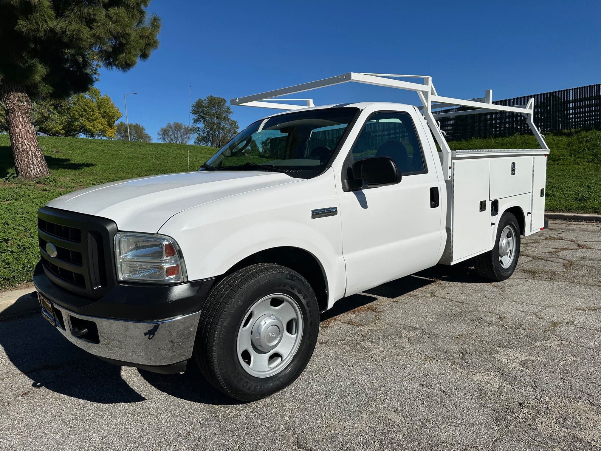 2005 FORD F350 Service Truck with Liftgate 13495 image 1