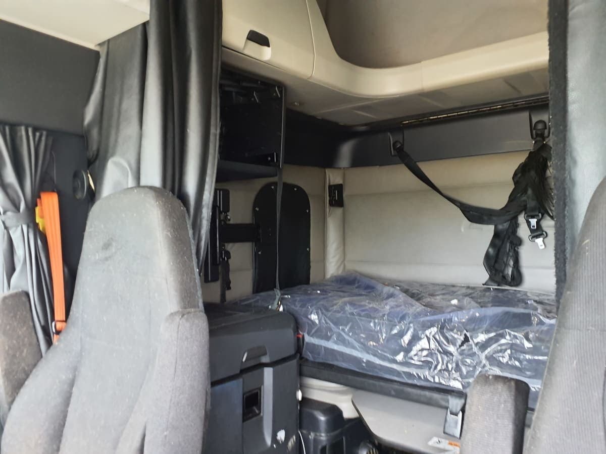 Used 2019 FREIGHTLINER Conventional - Sleeper Truck - CASCADIA 126 For Sale image 8